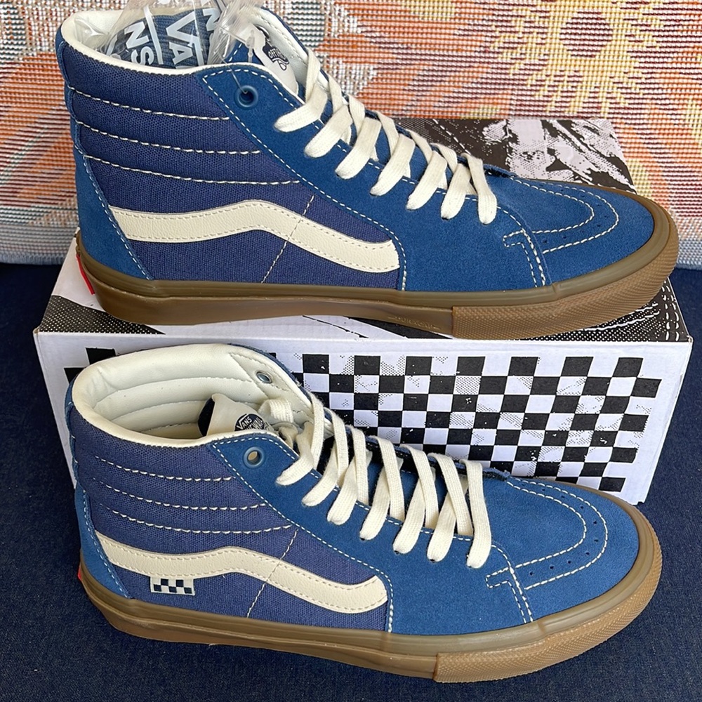 Vans Men’s Skate Sk8-Hi
Suede Gum Dark Denim
VN0A5FCCDDN
Sneakers - Picture 2 of 16